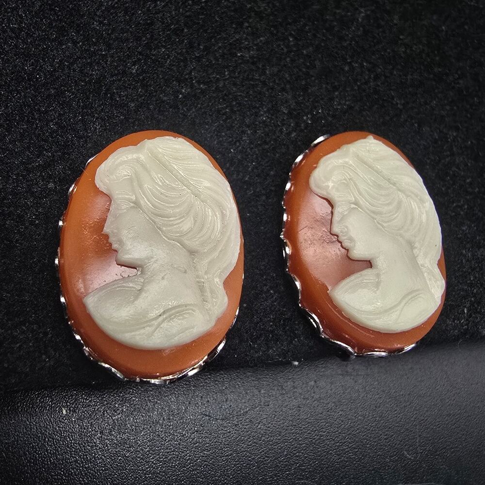 Vintage Cameo Clip On Earrings Silver Tone Orange White Acrylic NOS - Picture 1 of 8